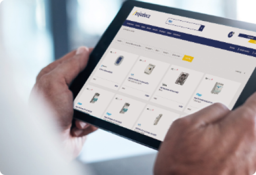 Hände halten ein Tablet mit dem Zajadacz-Shop